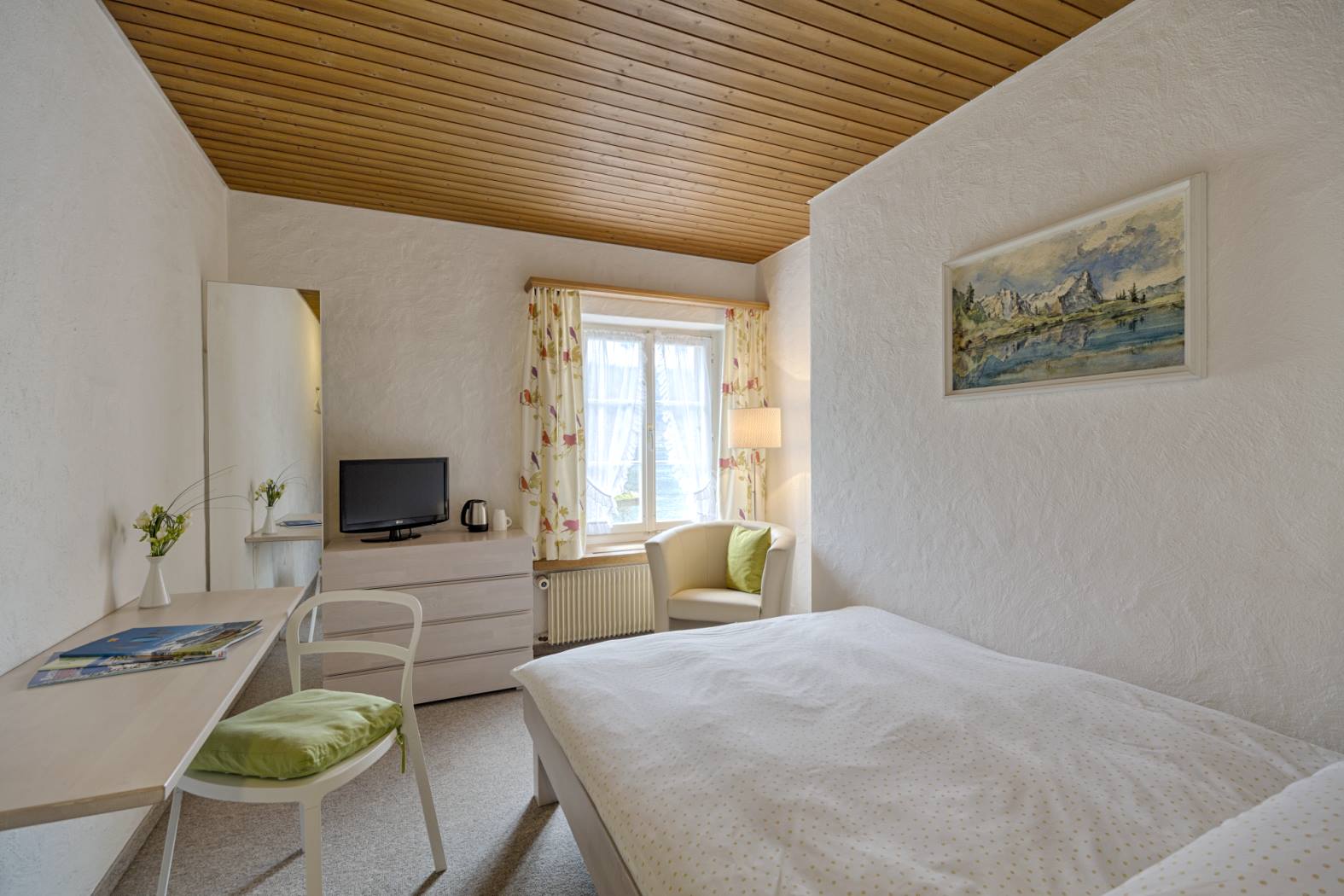 Gemütliche Nichtraucherzimmer mit Blick in die Bergwelt für 1 Person buchen im Hotel neuhaus zum see, direkt am Thunersee, Interlaken