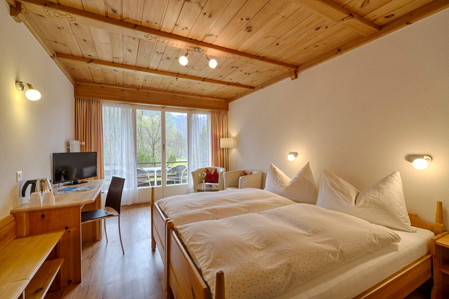 Ruhig gelegene Nichtraucherzimmer für 2 Personen mit Balkon und Garten- / Seesicht buchen im Hotel neuhaus zum see direkt am Thunersee, Interlaken