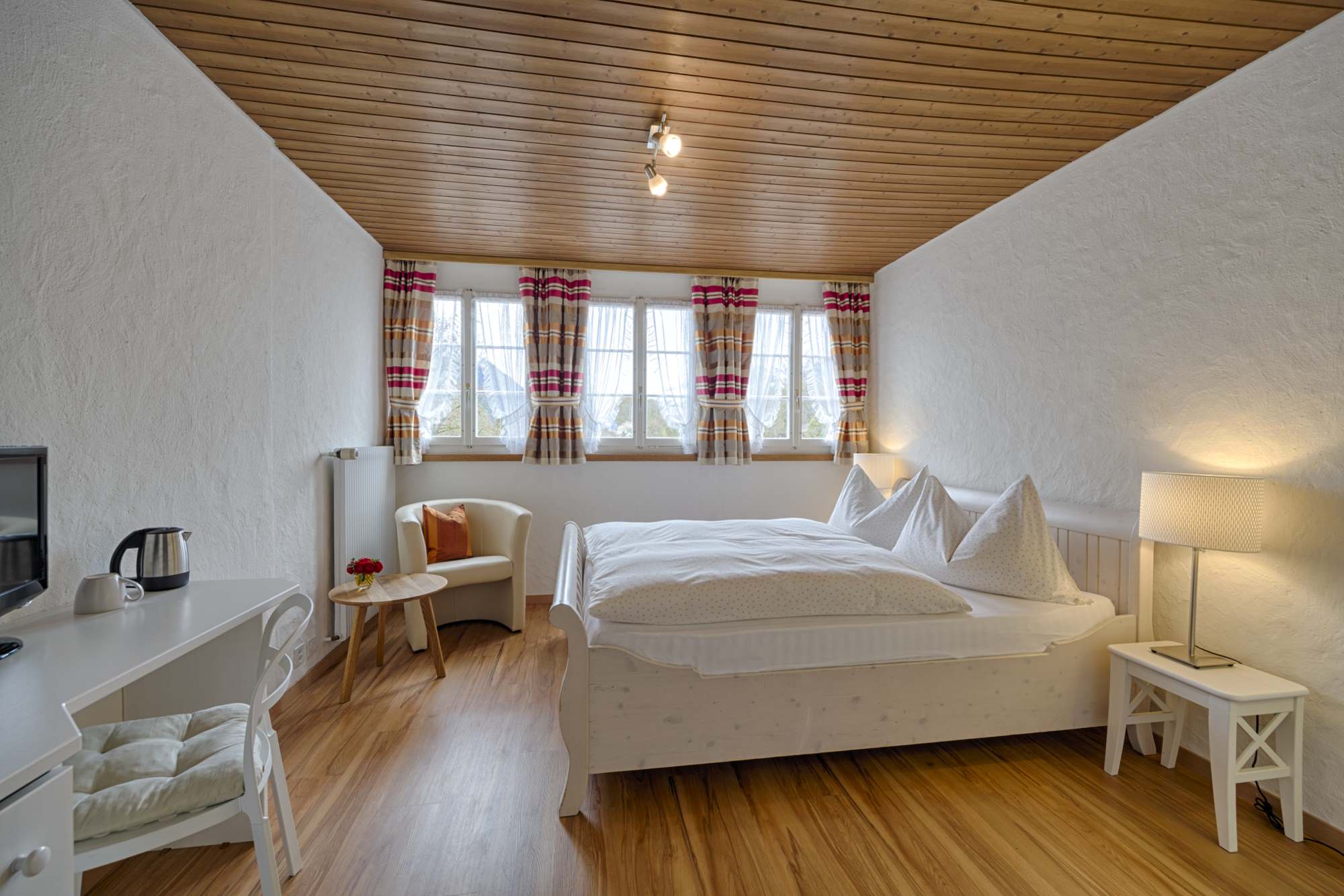 Double room with view: book best rate on our website www.hotel-neuhaus.ch, Hotel neuhaus zum see, Unterseen, Interlaken