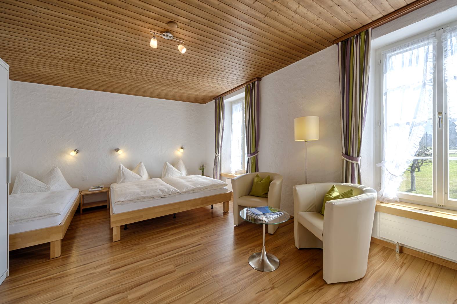 Komfortable Nichtraucherzimmer für 3 Personen buchen im Hotel neuhaus zum see, direkt am Thunersee, Interlaken